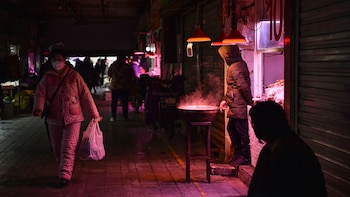 Un cliente camina por un