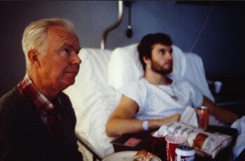 Junto a su papá, en