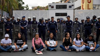 Familiares de presos políticos y ONG denunciaron el traslado de detenidos desde El Helicoide a otras cárceles de Venezuela