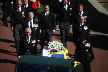 El príncipe Carlos, la princesa Ana y el príncipe Andrés lucieron las medallas del Jubileo de plata, oro y diamante, así como las medallas por servicio prolongado y buena conducta de la Royal Navy y la medalla de las fuerzas canadienses, que también lució su hermano menor, el conde de Wessex. Todos, también, lucieron las medallas de Nueva Zelanda