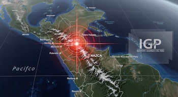 Mapa satelital de Perú con un epicentro rojo pulsante en la costa central. Se ven montañas, el Océano Pacífico y el logo del IGP.