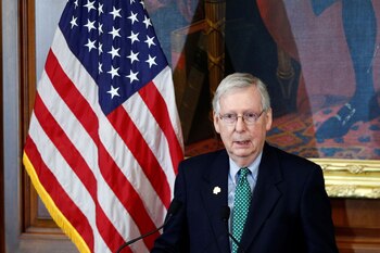 El líder de la mayoría en el Senado, Mitch McConnell, detalló el plan de ayuda para los estadounidenses afectados por el coronavirus (Foto: REUTERS/Tom Brenner)