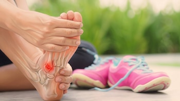 Ilustración 3D de dolor en el pie tras actividad física - VisualesIA ScribNews