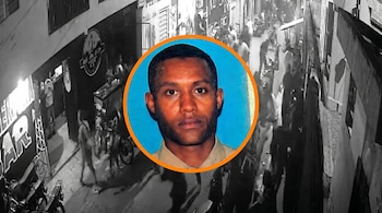 Retrato de un hombre de piel morena con camisa clara superpuesto sobre una imagen en blanco y negro de una calle concurrida frente a un bar por la noche.