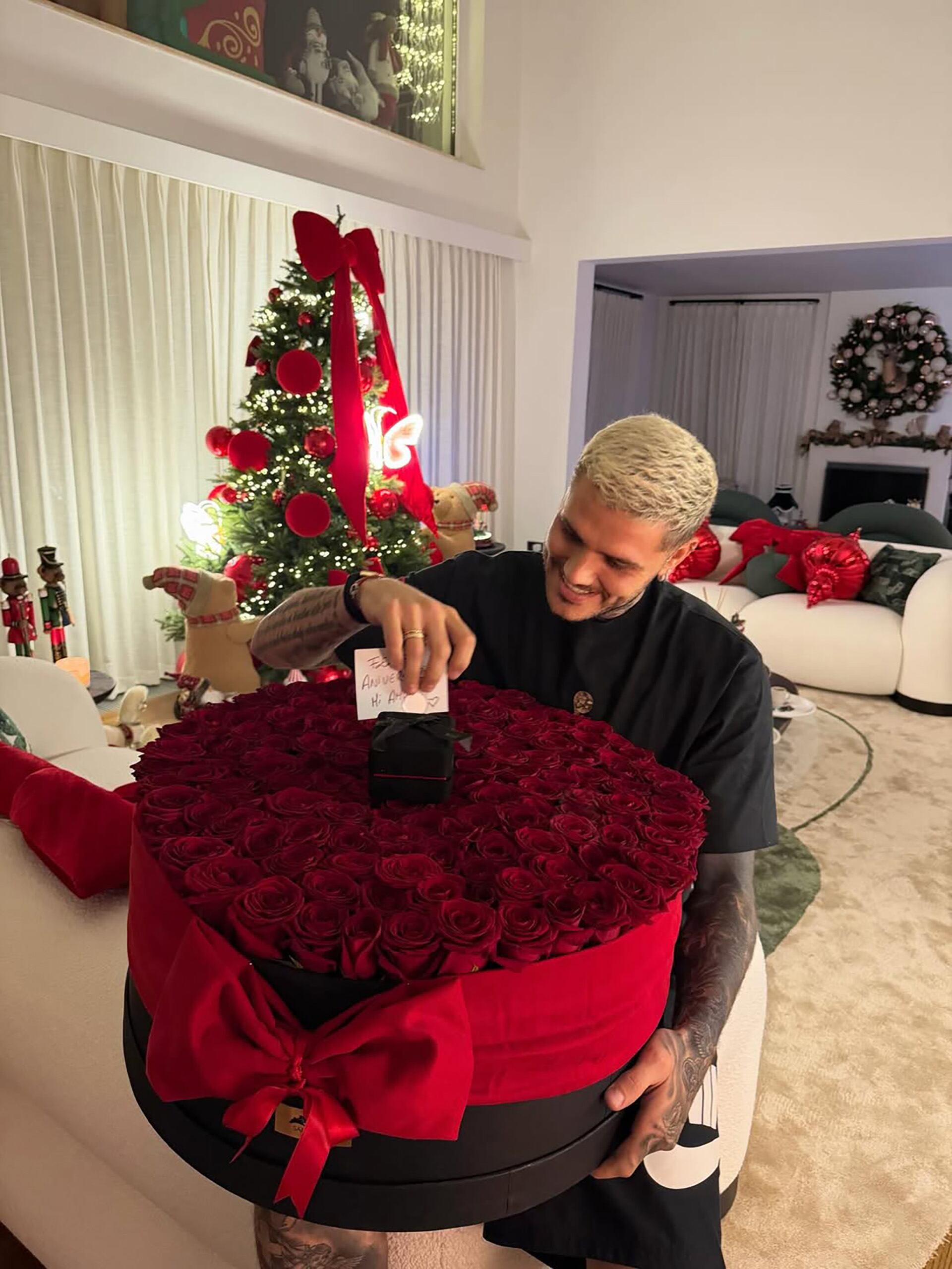 Mauro Icardi preparando su regalo que despertó todo tipo de teorías