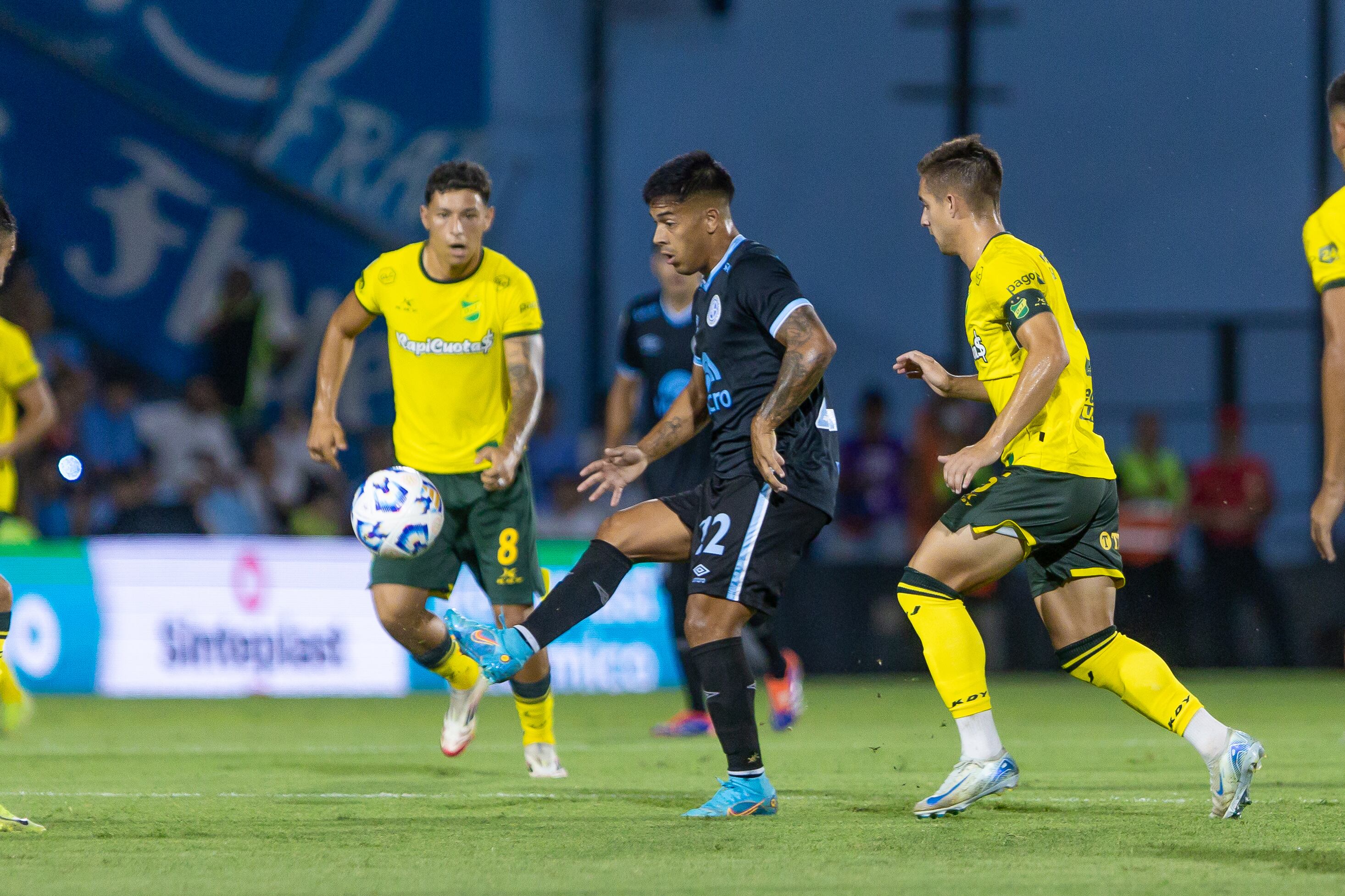 Defensa y Justicia recibe a Belgrano de Córdoba en Florencio Varela