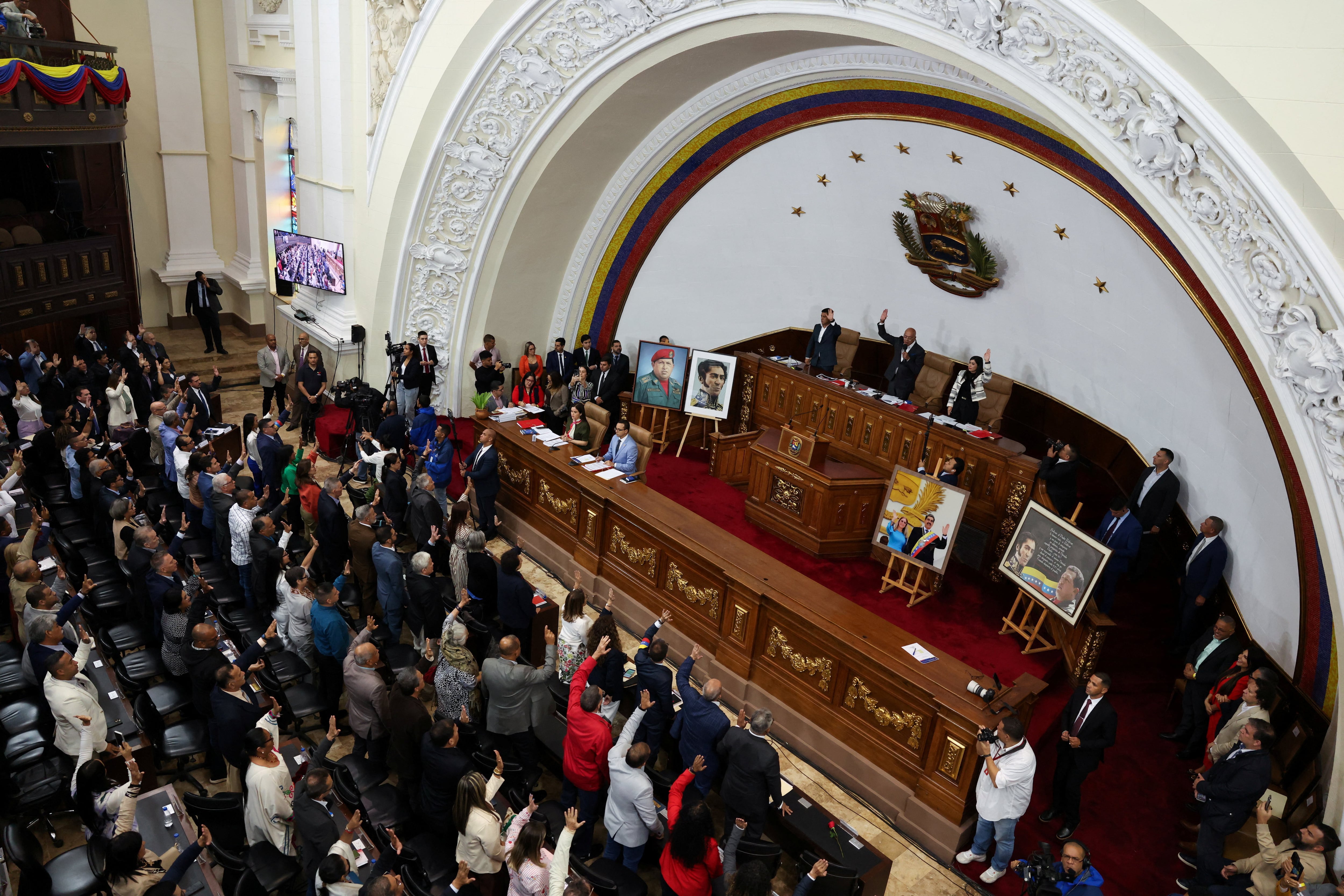 Miembros de la Asamblea Nacional de Venezuela levantan la mano mientras respaldan la ley de Amnistía en una votación inicial, en la Asamblea Nacional, en Caracas, Venezuela, 5 de febrero de 2026. REUTERS/Leonardo Fernández Viloria