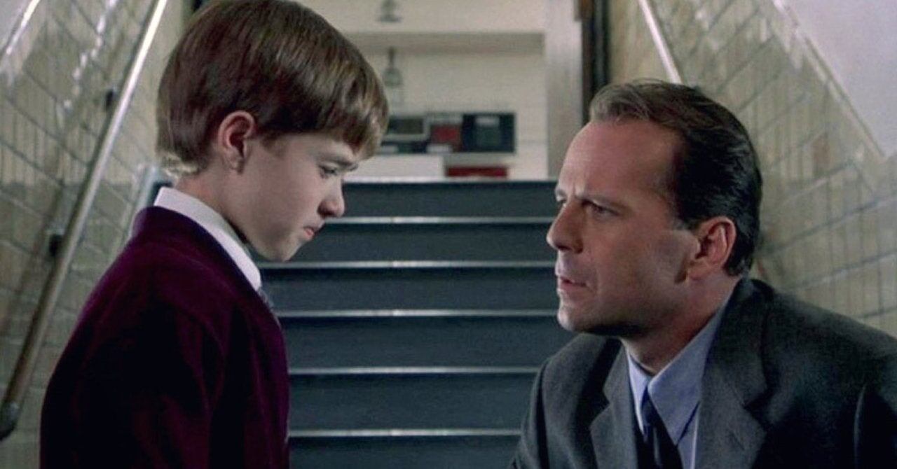 La frase “Veo muertos” de El Sexto Sentido se instaló en la cultura popular, destacando el impacto de la película