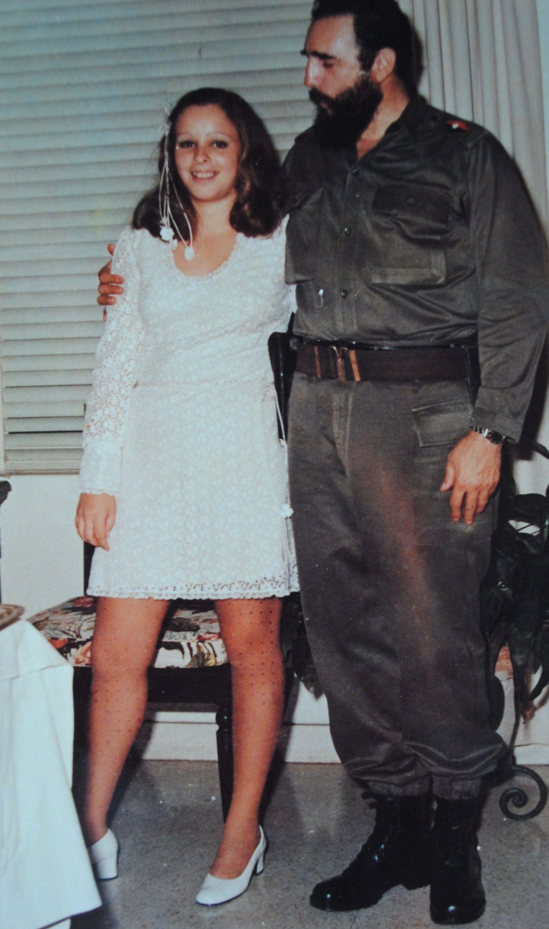 Alina Fernández asegura haber conocido realmente quién era su padre a los 10 años de edad, y cómo era su trabajo en el régimen cubano. Desde entonces, decidió no querer llevar el apellido
