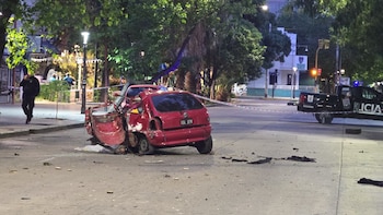 Dos jóvenes iban en un auto, escaparon de un control de tránsito y chocaron de frente contra un árbol: uno murió