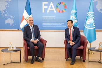 Tras la intervención del mandatario, el director general de la FAO, Qu Dongyu, anunció que Abinader recibirá la Medalla Agrícola de la organización por sus aportes a la seguridad alimentaria y la lucha contra el hambre.