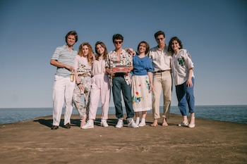 Esta imagen difundida por ViX muestra, de izquierda a derecha, a Luis de la Rosa, Michelle Pellicer, Macarena García, Iker Solano, Jesusa Ochoa, Edu Maruri y Sol Wainer posando en el set de la serie "Timbiriche". (ViX vía AP)
