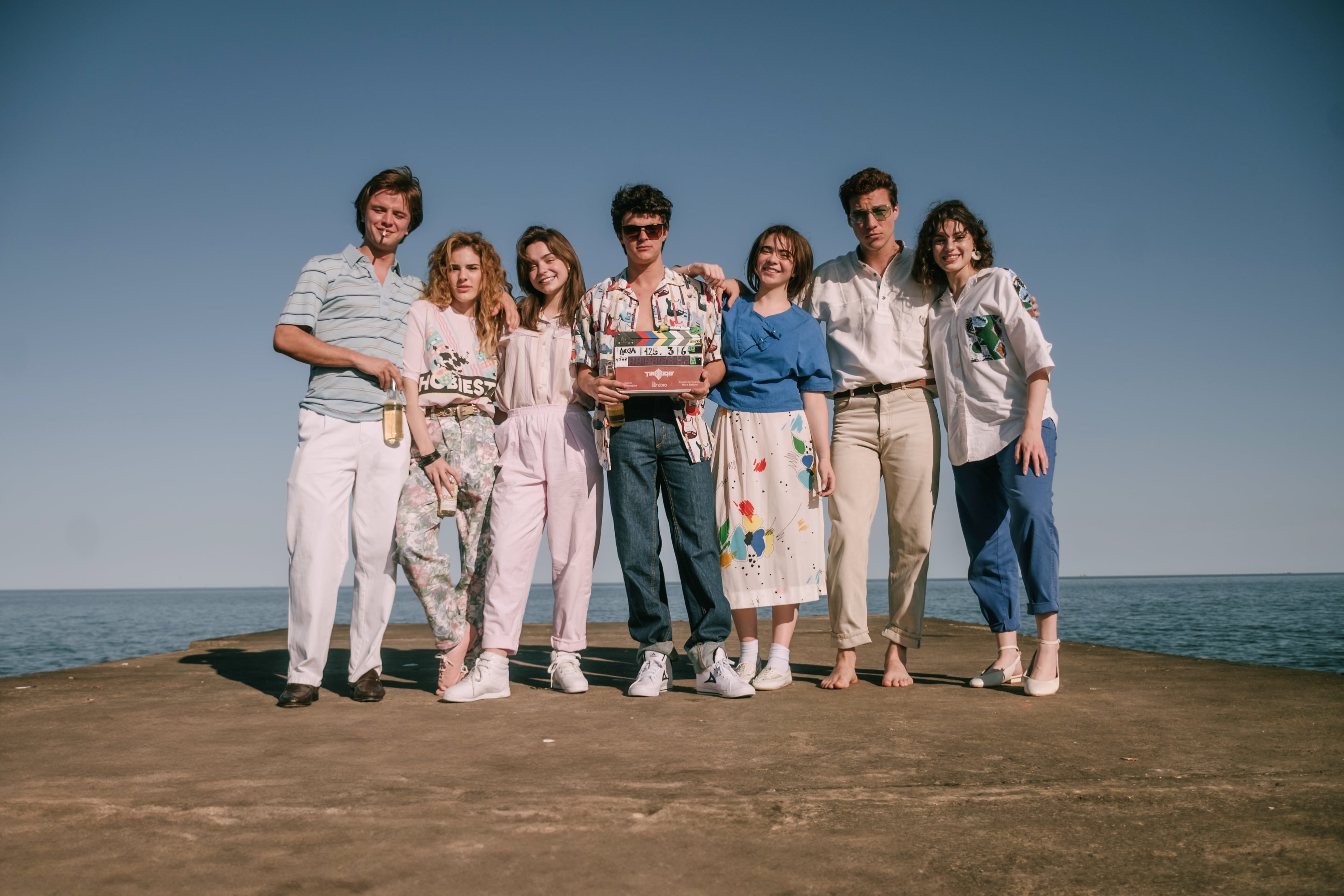 Esta imagen difundida por ViX muestra, de izquierda a derecha, a Luis de la Rosa, Michelle Pellicer, Macarena García, Iker Solano, Jesusa Ochoa, Edu Maruri y Sol Wainer posando en el set de la serie