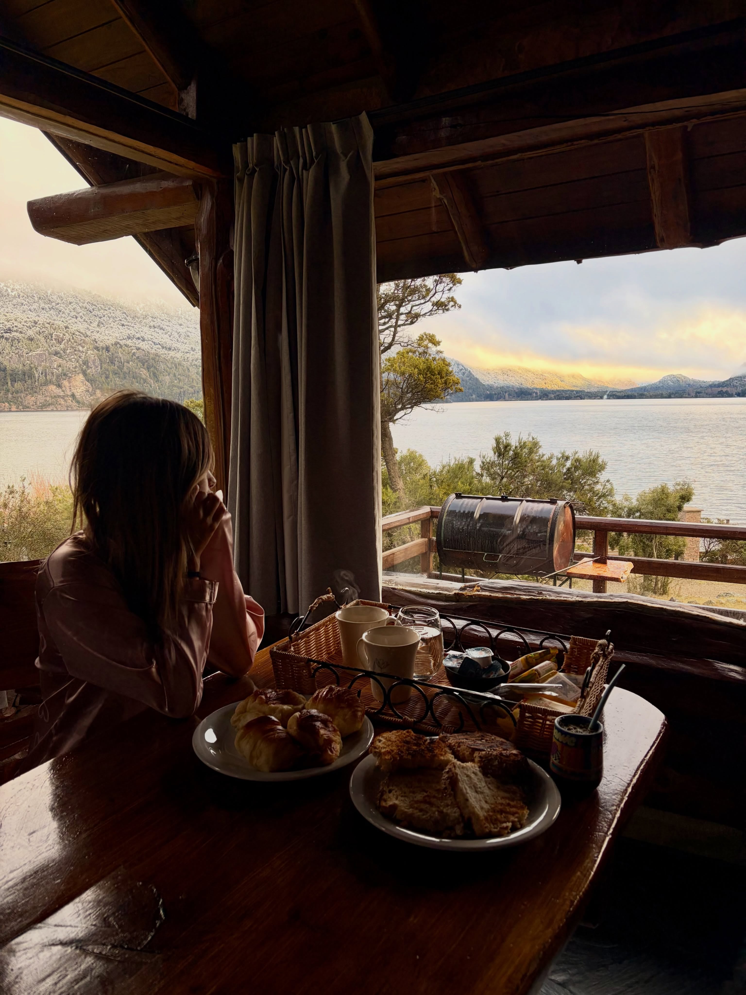 El desayuno con facturas y medialunas frente al lago fue una de las postales del viaje que Poggio compartió en sus redes