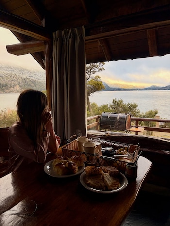 El desayuno con facturas y medialunas frente al lago fue una de las postales del viaje que Poggio compartió en sus redes