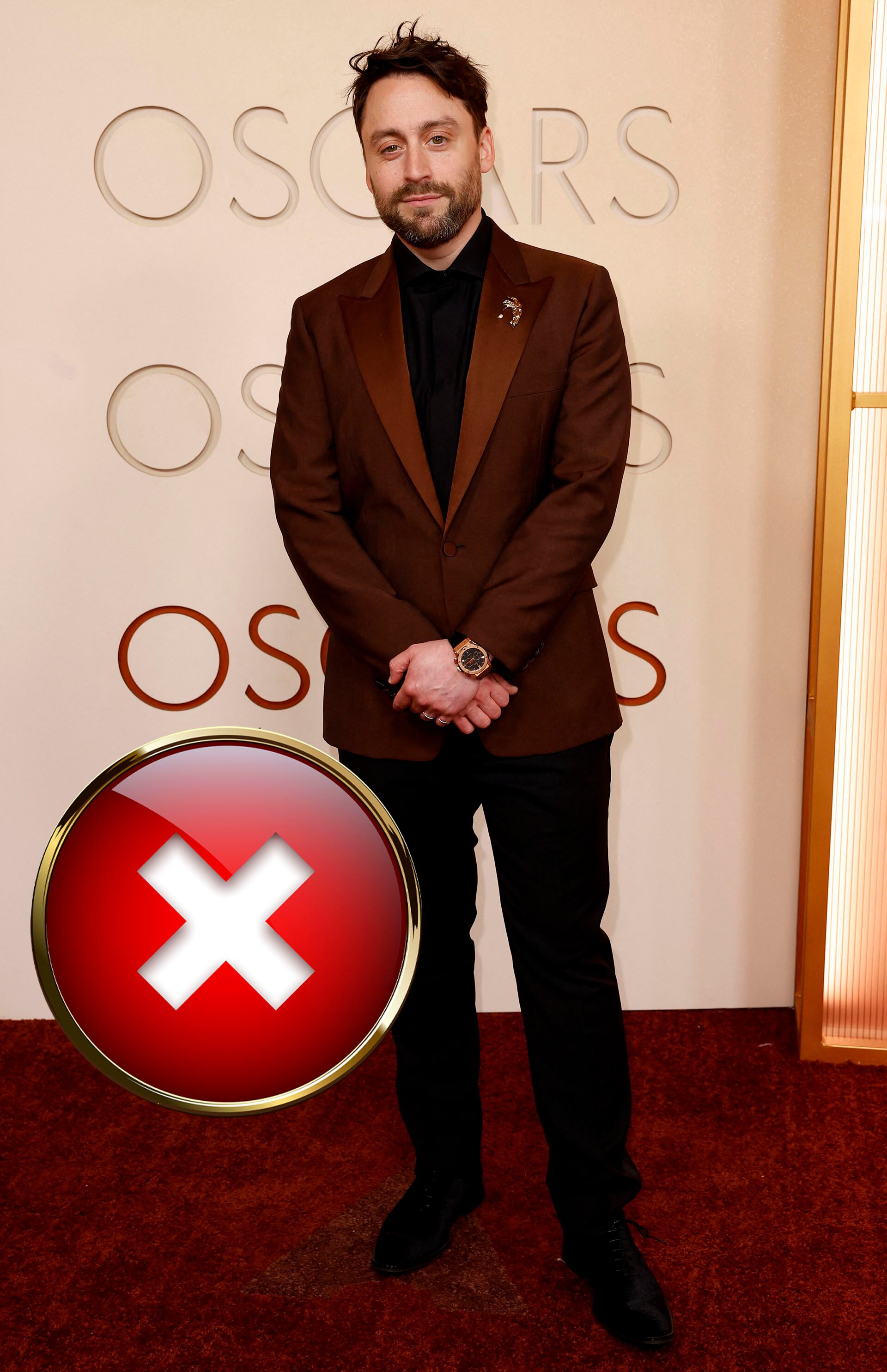 El esmoquin marrón chocolate de Kieran Culkin fue considerado informal para la ocasión y el reloj ganó protagonismo en su look