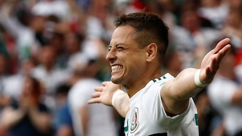 Chivas encabeza con 13 goles el ranking de clubes mexicanos que aportan anotadores al Tri en Mundiales, con Javier "Chicharito" Hernández como su máximo referente. REUTERS/Damir Sagolj