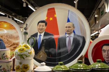 Un plato con la imagen del presidente ruso Vladimir Putin (derecha) y el presidente chino Xi Jinping (izquierda) se exhibe en una tienda en Pekín, China, el 19 de mayo de 2026. El presidente ruso Vladimir Putin visitará China del 19 al 20 de mayo. (Rusia) EFE/EPA/JESSICA LEE