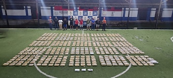 Los tripulantes ocultaron 627 paquetes de droga dentro de colchones y costales de arroz (prensa Armada de Colombia)