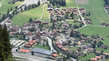 El deshielo del permafrost en los Alpes suizos agrava el riesgo de derrumbes sobre Kandersteg, en el cantón de Berna (AP)