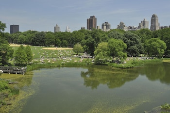 Decenas de personas disfrutan del buen clima en Central Park durante una primavera que registró temperaturas superiores al promedio histórico en la ciudad.