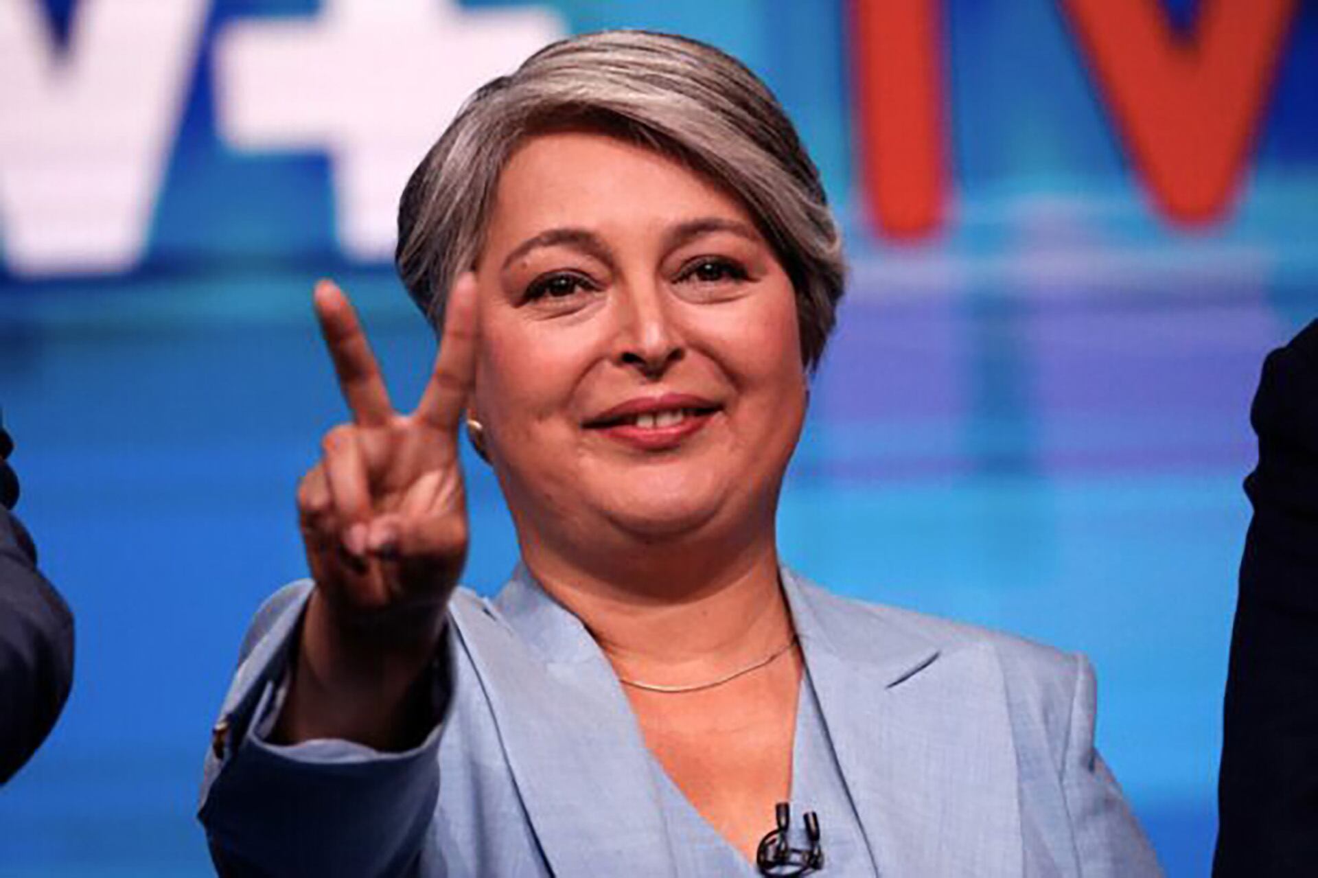 La oficialista Jeannette Jara encabeza los sondeos