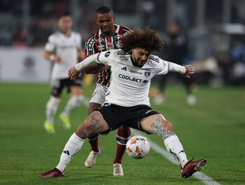 Maximiliano Falcón cubre la pelota