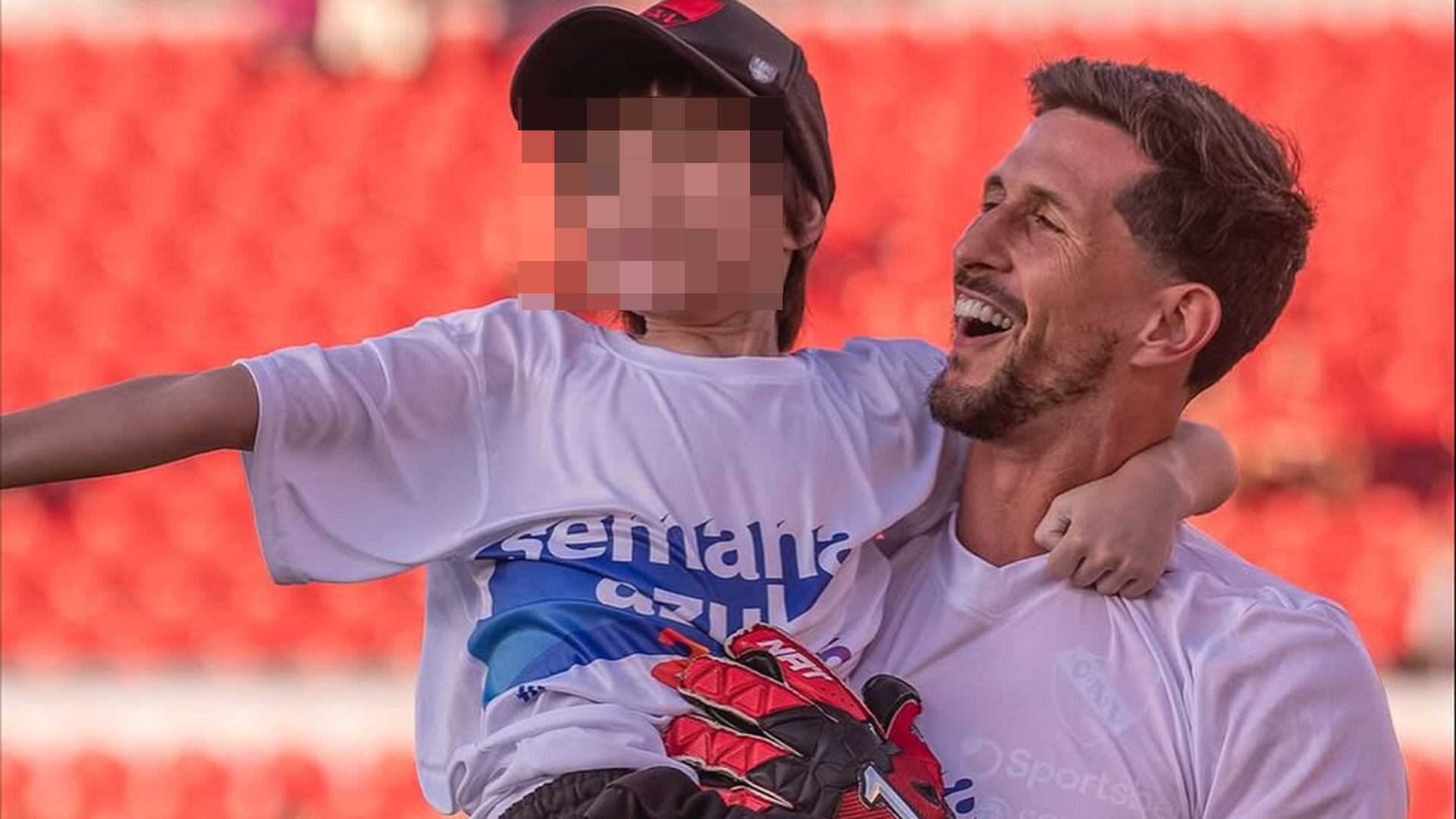 Rodrigo Rey junto a su hijo en la cancha de Independiente