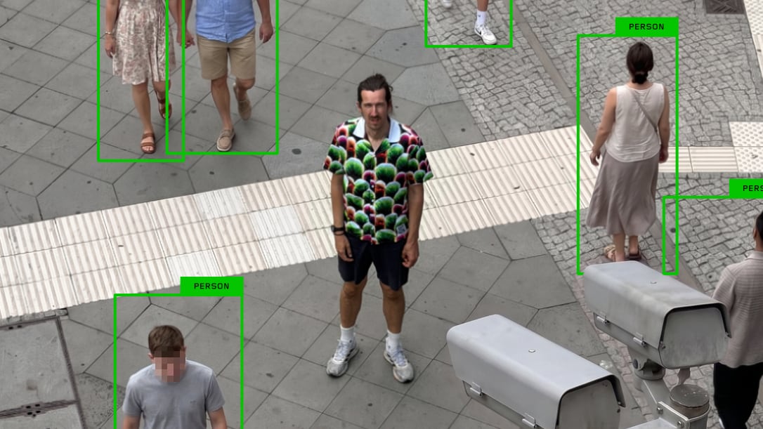Las pruebas con YOLO y con otro detector accesible desde el navegador mostraron que la prenda dificultó la identificación de la figura en primer plano (Simon Weckert/Digital Camouflage)