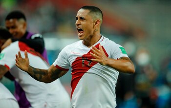 Yoshimar Yotún de Perú celebra