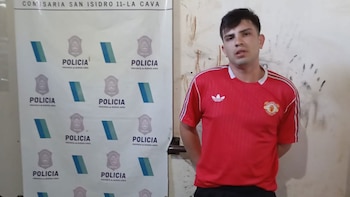 ATACÓ A SU EX Y LE PEGÓ CON UN CASCO
