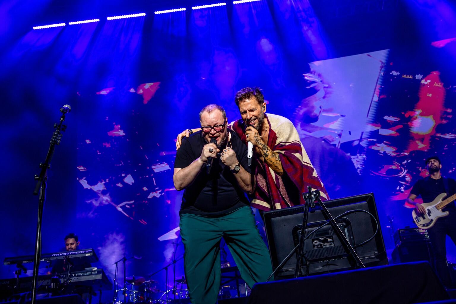 Noel Schajris y Leonel García de Sin Bandera cantan apasionadamente en el escenario durante el cierre de su