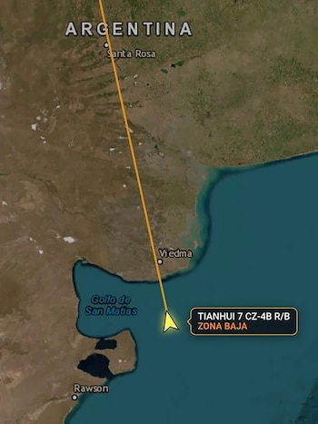 Mapa satelital de Argentina mostrando una trayectoria amarilla sobre el sur del país y el Golfo San Matías, con una etiqueta "TIANHUI 7 CZ-4B R/B ZONA BAJA"
