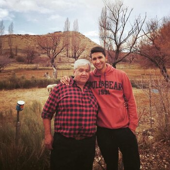 Daniel Vega, junto a su