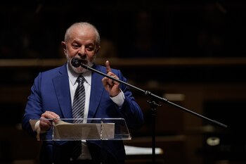 El presidente de Brasil, Luiz Inácio Lula da Silva, habla en la celebración de los 90 años de la Universidad de São Paulo (USP) hoy, en Sao Paulo (Brasil). EFE/ Isaac Fontana