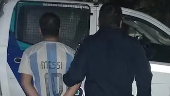 Detuvieron a un hombre con la camiseta de la Selección que golpeó e hirió a dos policías