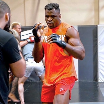 Francis Ngannou entrenando en un gimnasio (Foto Instagram)