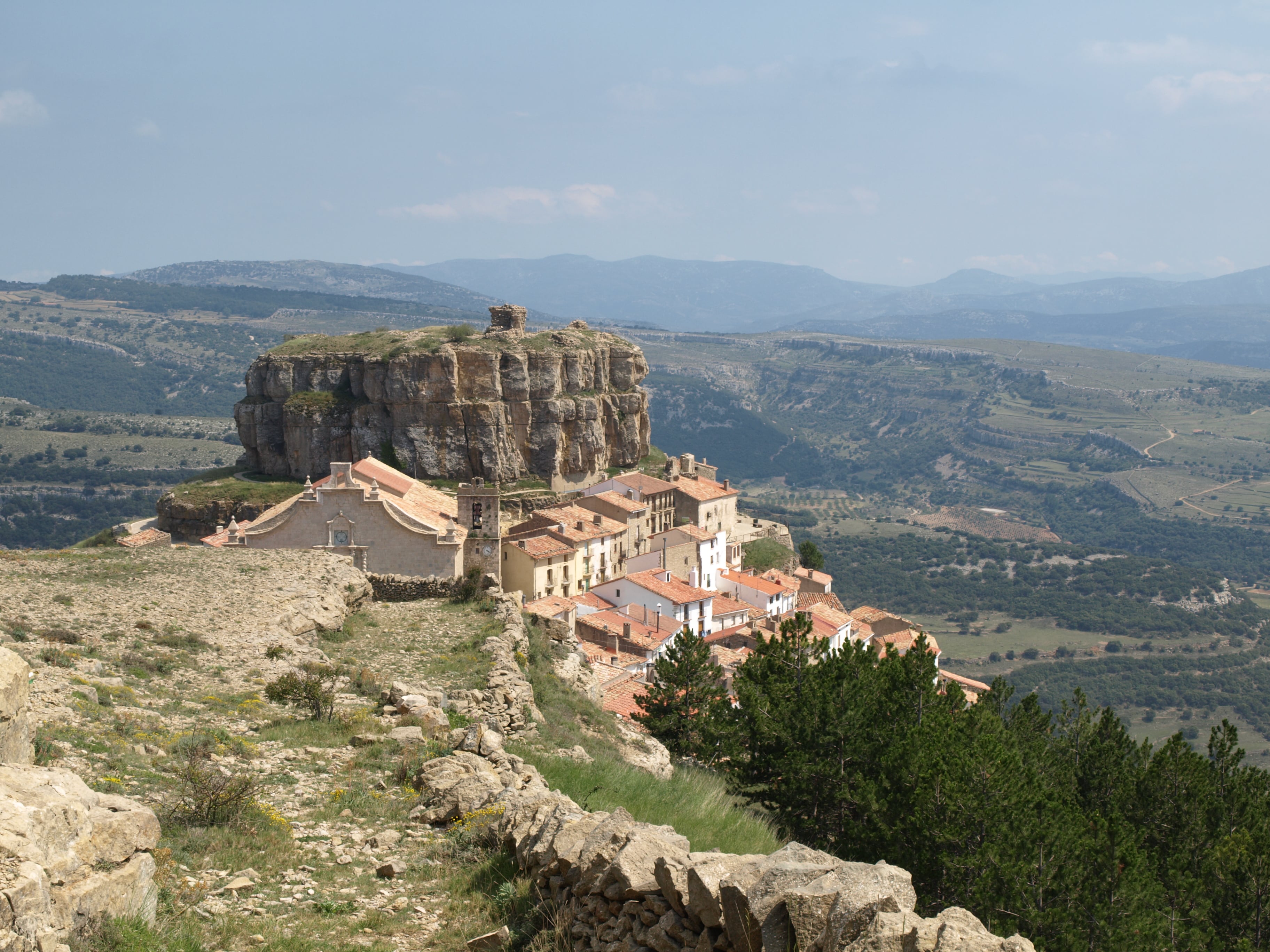 Ares del Maestre desde la Muela de Ares en la que se aprecia la altitud que tiene. (Wikimedia/Julio Armelles)
