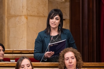 La diputada y presidenta de Aliança Catalana, Silvia Orriols, durante el pleno del Parlament de Catalunya (Lorena Sopêna / Europa Press)