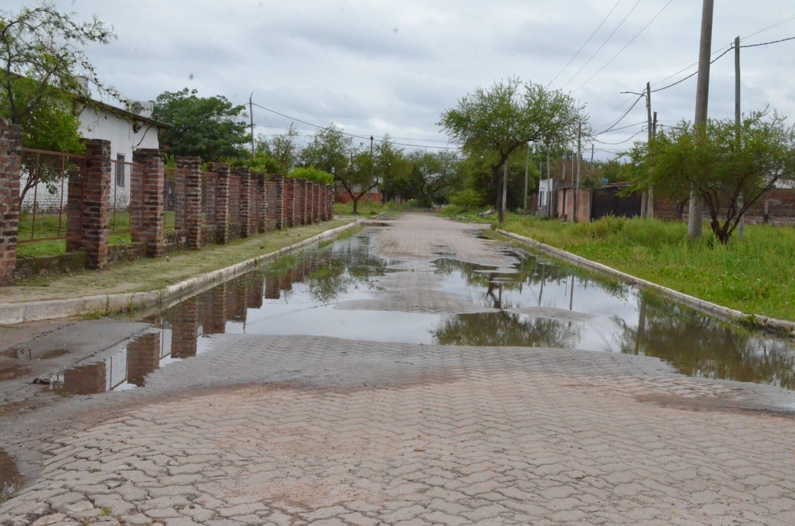 Las calles embarradas y semi-inundadas. “Cuando estaba Emerenciano el barrio se mantenía limpio. Ahora es una mugre. Nadie se hace cargo”, dicen los vecinos (Foto/Edgardo Aguirre)