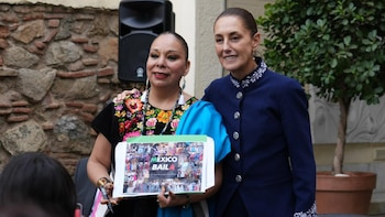 Connacionales mexicanos en España entregaron algunos detalles a la presidenta Claudia Sheinbaum. (Foto: Presidencia)