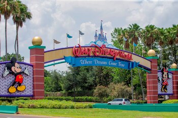 El parque temático de Disneyland en Anaheim (California, EEUU, que daba empleo a unas 31.000 personas) ha estado cerrado desde mediados de marzo de 2020, al inicio de la crisis sanitaria. EFE /Erik S. Lesser