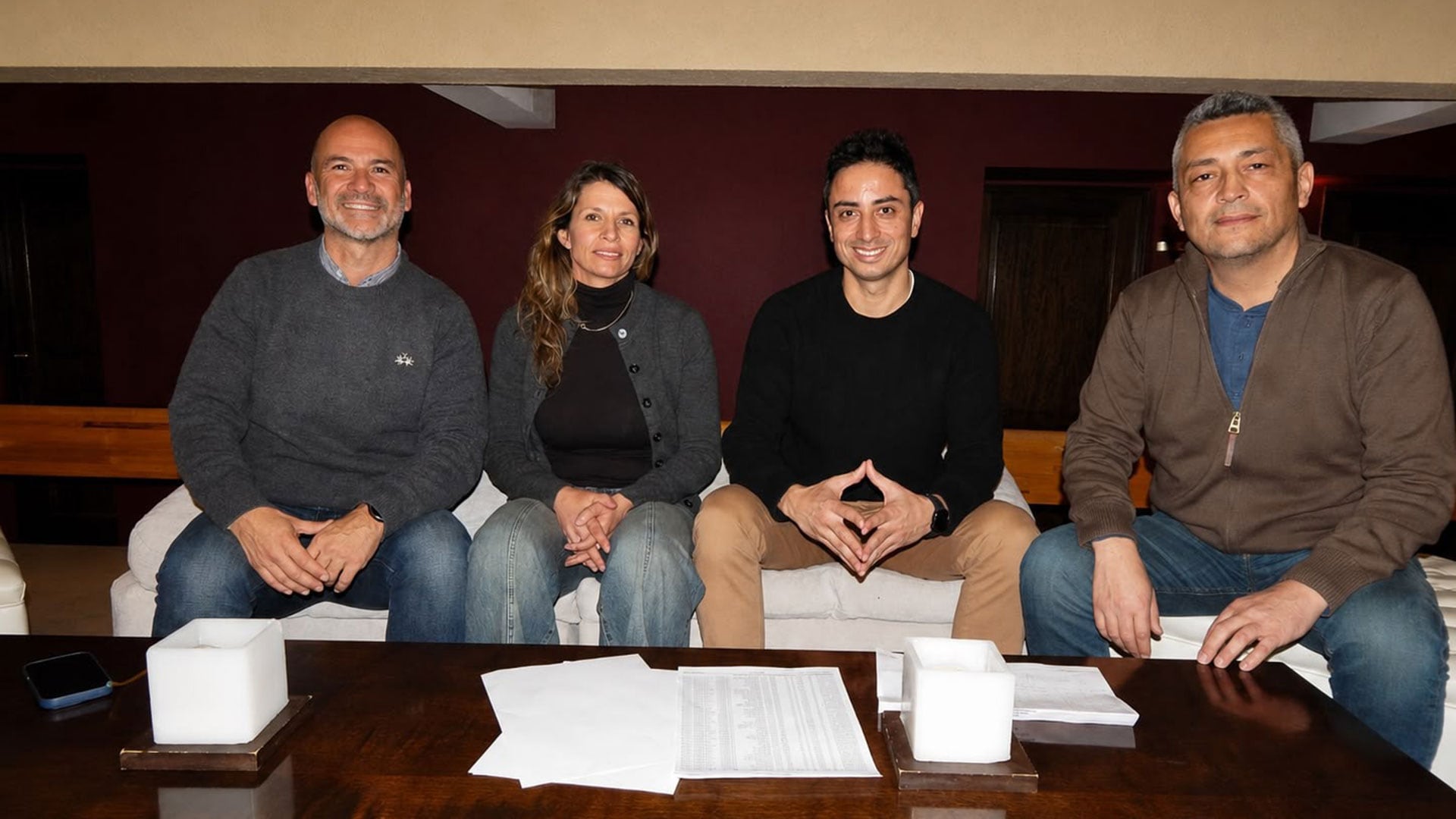 Juan Martín (PRO), a la izquierda, junto al Senador Enzo Fullone (LLA) y representantes de otros partidos