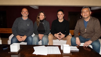 Juan Martín (PRO), a la izquierda, junto al Senador Enzo Fullone (LLA) y representantes de otros partidos