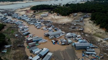 El río Negro se enfrenta a la peor estación seca de las últimas décadas en la selva amazónica y situación podría replicarse en la parte peruana del río Amazonas | Michael Dantas/AFP via Getty Images
