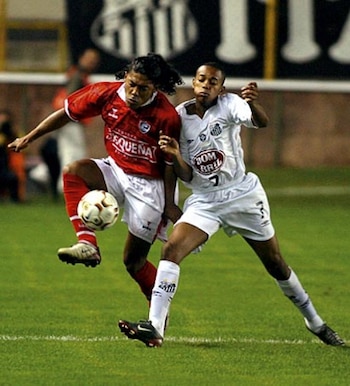 Alessandro Morán siendo marcado por