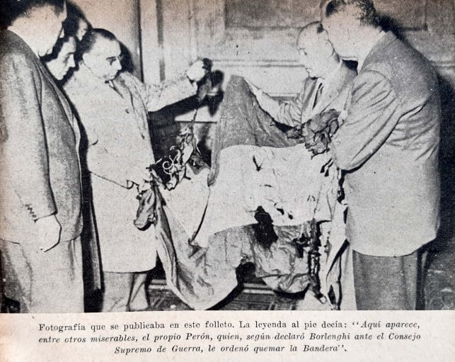 Perón observa la bandera argentina que terminó quemada la noche del 11 de junio de 1955 (Los Panfletos. Su aporte a la Revolución Libertadora, editorial Itinerarium)