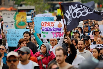 Personas sostienen carteles durante una manifestación ayer domingo, en Guadalajara (México). EFE/ Francisco Guasco