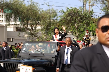 Keiko Fujimori llega a la Gran Parada Militar 2026 en la avenida Brasil recibida por varios simpatizantes