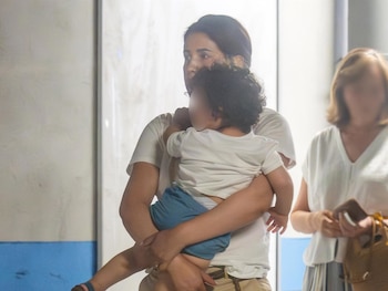 Gabriela Guillén visita el hospital con su hijo en brazos - Infobae